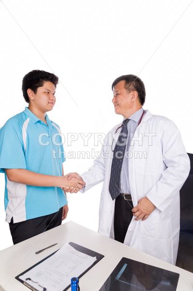 Asian patient thank and shakes hand with medical doctor - ThamKC Royalty-Free Photos