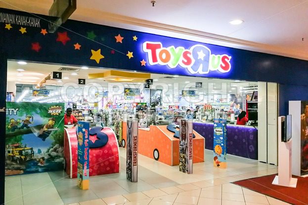 KUALA LUMPUR, Malaysia, June 25, 2017: Toys R Us an American toy and juvenile products retailer with store in Malaysia - ThamKC Royalty-Free Photos