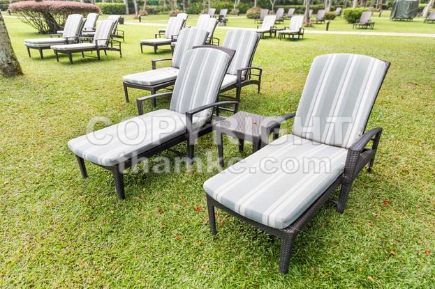 Relaxing deck chairs at tropical resort with nobody - ThamKC Royalty-Free Photos