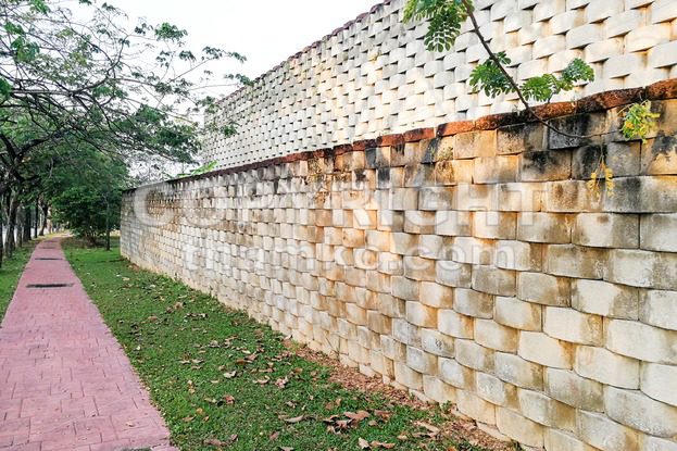Interlocking designed retaining wall to manage earth erosion - ThamKC Royalty-Free Photos