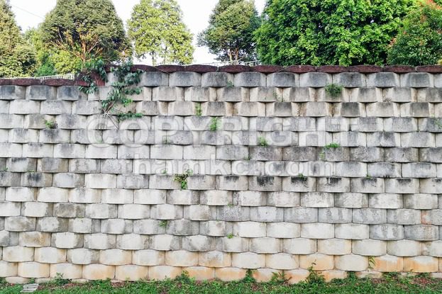 Interlocking designed retaining wall to manage earth erosion - ThamKC Royalty-Free Photos