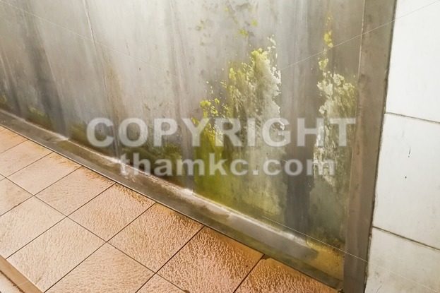 Unhygienic dirty urinal with limescale stain built up - ThamKC Royalty-Free Photos